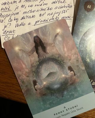 Mystická kněžka - medůza - která pomáhá léčit strach z postavení se do služby - to je téma dnešní posvátné noci u...